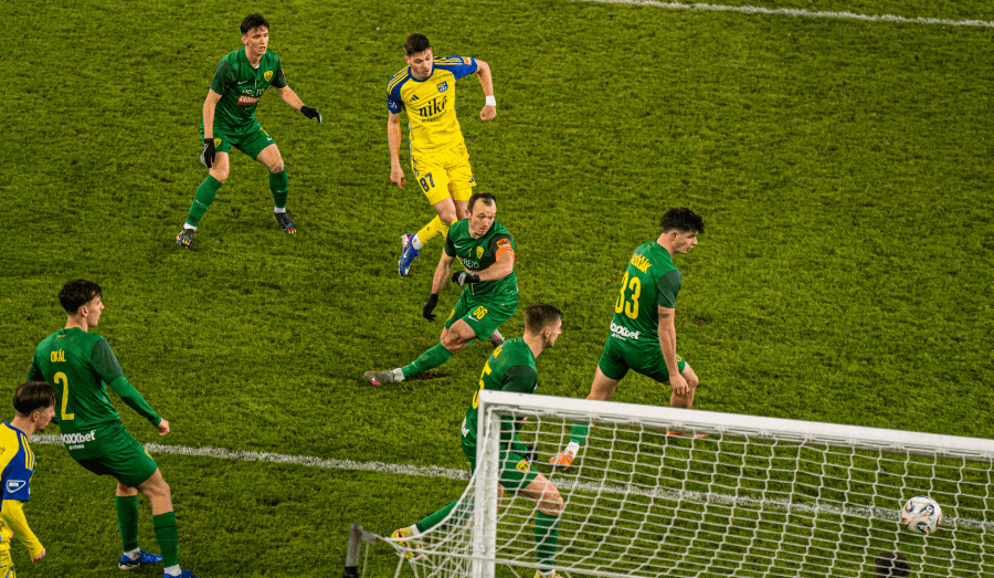 Vert helyzetből felállva ikszelt a Kassa!