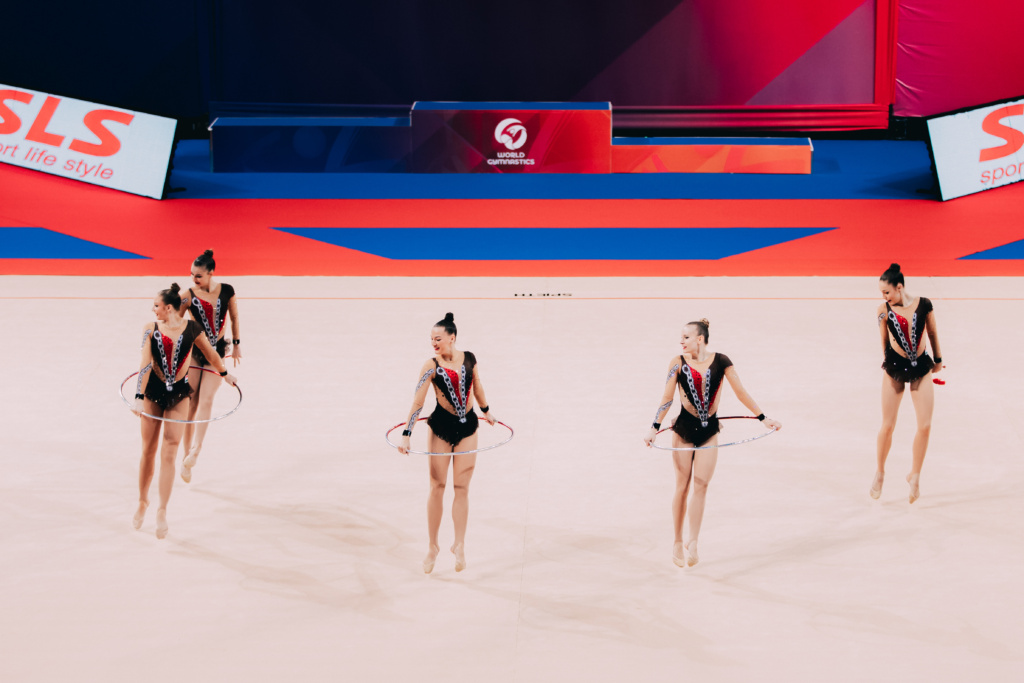 Ritmikus gimnasztika – Döntőzött és 6. helyen végzett a felnőtt együttes-kéziszer válogatott Szófiában 